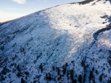 Bulgaristan 'ın Rila Dağı' ndaki Malyovitsa zirvesi yakınlarındaki Rocky tepelerinin kış manzarası