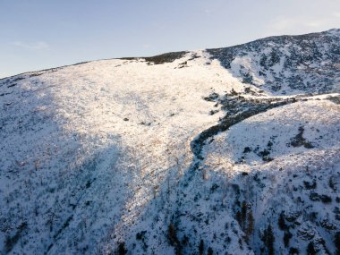 Bulgaristan 'ın Rila Dağı' ndaki Malyovitsa zirvesi yakınlarındaki Rocky tepelerinin kış manzarası