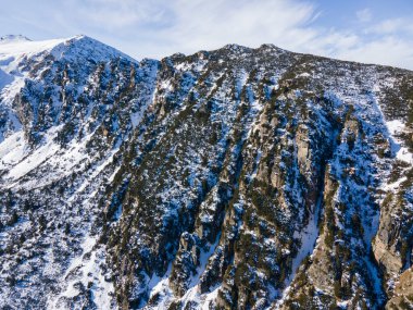 Bulgaristan 'ın Rila Dağı' ndaki Malyovitsa zirvesi yakınlarındaki Rocky tepelerinin kış manzarası