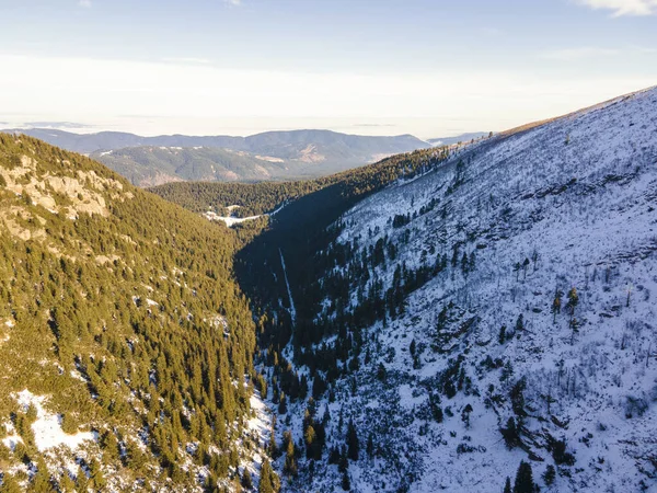 Zimowy Widok Lotu Ptaka Skaliste Wzgórza Pobliżu Szczytu Malyovitsa Góra — Zdjęcie stockowe