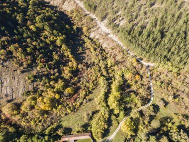 Bulgaristan 'ın Sofya Şehir Bölgesi' ndeki Nishava Nehri kıyısındaki Saint Petka Çeparlyansky Manastırı 'nın hava manzarası