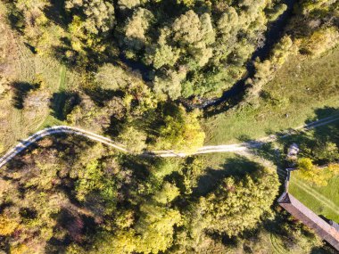 Bulgaristan 'ın Sofya Şehir Bölgesi' ndeki Nishava Nehri kıyısındaki Saint Petka Çeparlyansky Manastırı 'nın hava manzarası