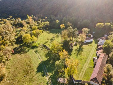 Bulgaristan 'ın Sofya Şehir Bölgesi' ndeki Nishava Nehri kıyısındaki Saint Petka Çeparlyansky Manastırı 'nın hava manzarası