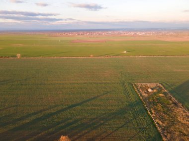 Bulgaristan 'ın Filibe kenti yakınlarındaki Yukarı Trakya Ovası' nın Hava Günbatımı manzarası