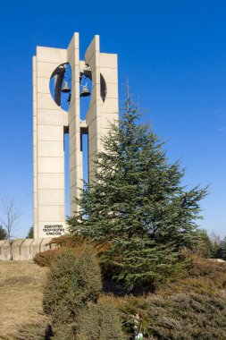 SOFYA, BULGARIA - 16 Şubat 2014: Bulgaristan 'ın başkenti Sofya' daki Kambanite Park 'taki Uluslararası Barış Bayrağı (Zname na mira) Çocuk Asamblesi (Çanlar)