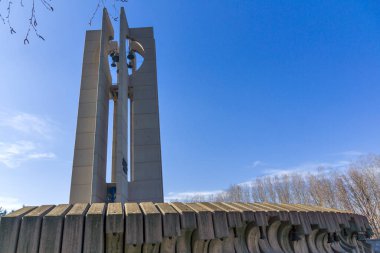 SOFYA, BULGARIA - 16 Şubat 2014: Bulgaristan 'ın başkenti Sofya' daki Kambanite Park 'taki Uluslararası Barış Bayrağı (Zname na mira) Çocuk Asamblesi (Çanlar)