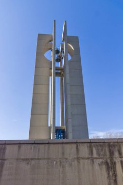 SOFYA, BULGARIA - 16 Şubat 2014: Bulgaristan 'ın başkenti Sofya' daki Kambanite Park 'taki Uluslararası Barış Bayrağı (Zname na mira) Çocuk Asamblesi (Çanlar)