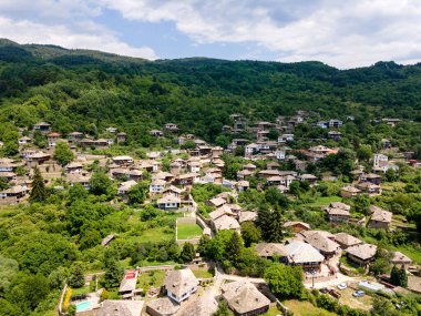 Bulgaristan 'ın Blagoevgrad Bölgesi, Otantik 19. yüzyıl evleriyle Kovaçevitsa Köyü' nün havadan görünüşü