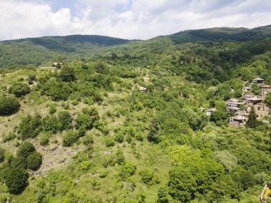 Bulgaristan 'ın Blagoevgrad Bölgesi, Otantik 19. yüzyıl evleriyle Kovaçevitsa Köyü' nün havadan görünüşü