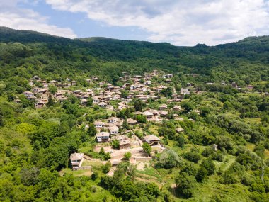 Bulgaristan 'ın Blagoevgrad Bölgesi, Otantik 19. yüzyıl evleriyle Kovaçevitsa Köyü' nün havadan görünüşü