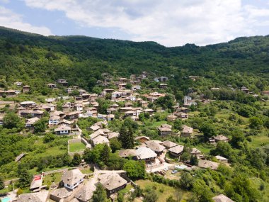 Bulgaristan 'ın Blagoevgrad Bölgesi, Otantik 19. yüzyıl evleriyle Kovaçevitsa Köyü' nün havadan görünüşü