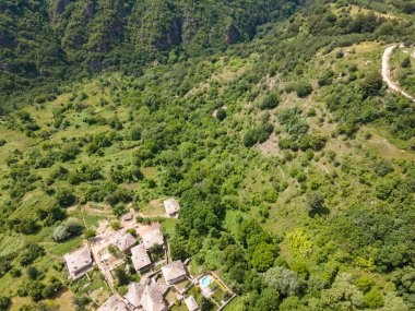 Bulgaristan 'ın Blagoevgrad Bölgesi, Otantik 19. yüzyıl evleriyle Kovaçevitsa Köyü' nün havadan görünüşü