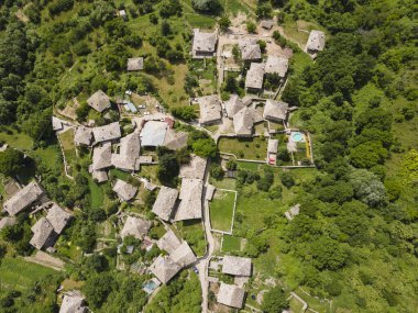 Bulgaristan 'ın Blagoevgrad Bölgesi, Otantik 19. yüzyıl evleriyle Kovaçevitsa Köyü' nün havadan görünüşü