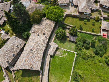 Bulgaristan 'ın Blagoevgrad Bölgesi, Otantik 19. yüzyıl evleriyle Kovaçevitsa Köyü' nün havadan görünüşü