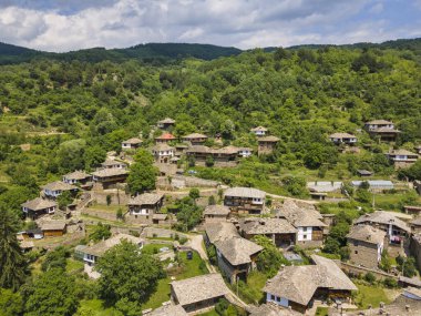 Bulgaristan 'ın Blagoevgrad Bölgesi, Otantik 19. yüzyıl evleriyle Kovaçevitsa Köyü' nün havadan görünüşü