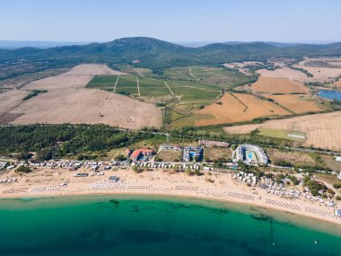 Bulgaristan 'ın Burgaz Bölgesi' nin Sozopol kasabası yakınlarındaki Gradina (Bahçe) plajının havadan manzarası