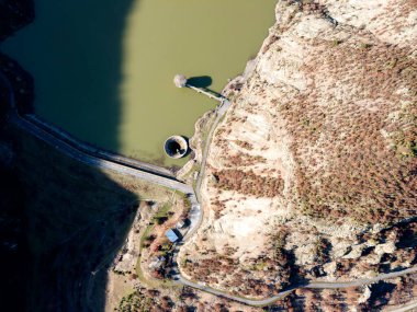 Bulgaristan 'ın Rodop Dağları' ndaki Borovitsa rezervuarının şaşırtıcı hava manzarası