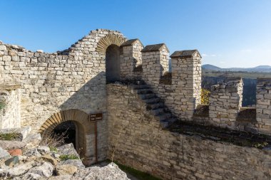 Bulgaristan 'ın Lovech kentindeki ortaçağ kalesinin kalıntıları