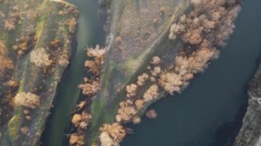 Bulgaristan 'ın Filibe kenti yakınlarındaki Maritsa Nehri' ne dökülen Vacha Nehri 'nin hava manzarası