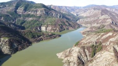 Bulgaristan 'ın Rodop Dağları' ndaki Borovitsa rezervuarının şaşırtıcı hava manzarası