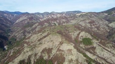 Bulgaristan 'ın Borovitsa Nehri yakınlarındaki Rodop Dağlarının şaşırtıcı hava manzarası