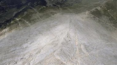 Bulutlarla kaplı Vihren Tepesi 'nin hava manzarası, Pirin Dağı, Bulgaristan