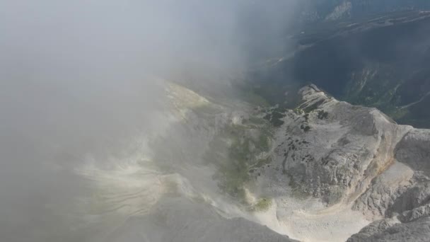 ヴィヒレンピークの空中ビュー 雲で覆われ ピリン山 ブルガリア — ストック動画