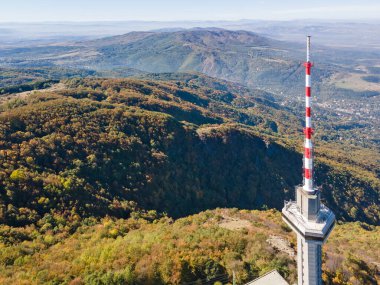 Bulgaristan 'ın Vitosha Dağı ve Sofya kentindeki Kopititoto kulesinin Sonbahar havası manzarası