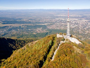 Bulgaristan 'ın Vitosha Dağı ve Sofya kentindeki Kopititoto kulesinin Sonbahar havası manzarası