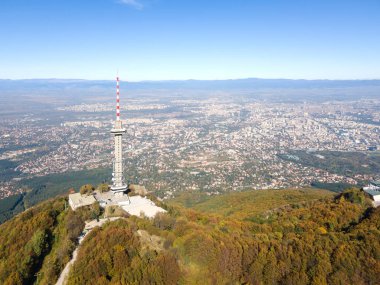 Bulgaristan 'ın Vitosha Dağı ve Sofya kentindeki Kopititoto kulesinin Sonbahar havası manzarası