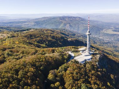 Bulgaristan 'ın Vitosha Dağı ve Sofya kentindeki Kopititoto kulesinin Sonbahar havası manzarası