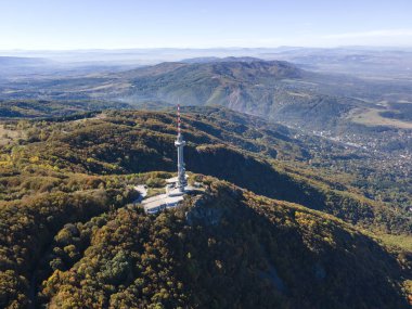 Bulgaristan 'ın Vitosha Dağı ve Sofya kentindeki Kopititoto kulesinin Sonbahar havası manzarası