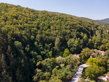 Bulgaristan 'ın Filibe Bölgesi, Otantik 19. yüzyıl evleriyle Svezhen köyünün havadan görünüşü