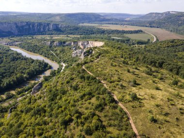 Bulgaristan 'ın Balkan Dağları' nın Karlukovo köyü yakınlarından geçen Iskar Nehri 'nin hava manzarası