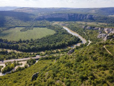 Bulgaristan 'ın Balkan Dağları' nın Karlukovo köyü yakınlarından geçen Iskar Nehri 'nin hava manzarası