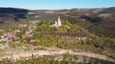 Bulgaristan 'ın İkinci Bulgar İmparatorluğunun başkentinin havadan görünüşü Ortaçağ kalesi Çarevetleri, Veliko Tarnovo, Bulgaristan