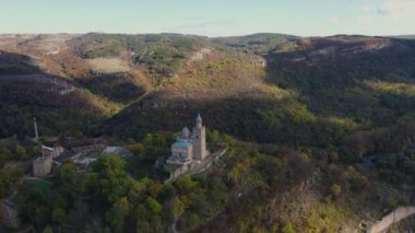 Bulgaristan 'ın İkinci Bulgar İmparatorluğunun başkentinin havadan görünüşü Ortaçağ kalesi Çarevetleri, Veliko Tarnovo, Bulgaristan