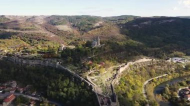 Bulgaristan 'ın İkinci Bulgar İmparatorluğunun başkentinin havadan görünüşü Ortaçağ kalesi Çarevetleri, Veliko Tarnovo, Bulgaristan