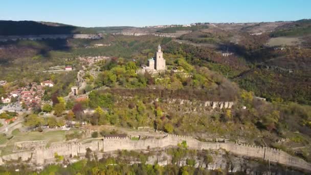 Vista Aérea Las Ruinas Capital Del Segundo Imperio Búlgaro Fortaleza — Vídeo de stock