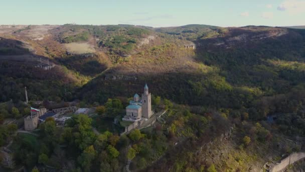 Vista Aérea Las Ruinas Capital Del Segundo Imperio Búlgaro Fortaleza — Vídeos de Stock