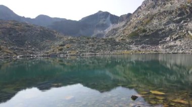 Musalenski gölleri ve Musala Tepesi 'nin havadan görünüşü, Rila dağı, Bulgaristan