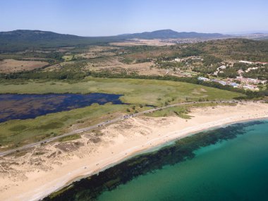 Bulgaristan 'ın Burgaz Bölgesi' nin Dyuni tatil beldesi yakınlarındaki The Driving Beach 'in havadan yaz manzarası