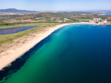 Bulgaristan 'ın Burgaz Bölgesi' nin Dyuni tatil beldesi yakınlarındaki The Driving Beach 'in havadan yaz manzarası