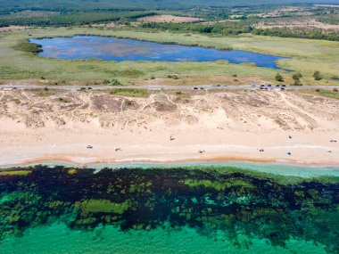 Bulgaristan 'ın Burgaz Bölgesi' nin Dyuni tatil beldesi yakınlarındaki The Driving Beach 'in havadan yaz manzarası