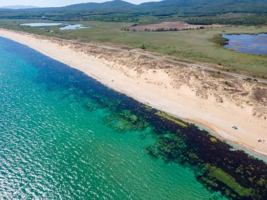Bulgaristan 'ın Burgaz Bölgesi' nin Dyuni tatil beldesi yakınlarındaki The Driving Beach 'in havadan yaz manzarası