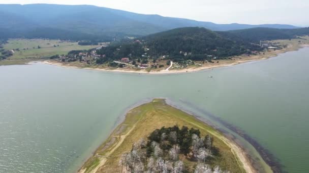 Αεροφωτογραφία Του Νησιού Στο Batak Reservoir Pazardzhik Region Βουλγαρία — Αρχείο Βίντεο