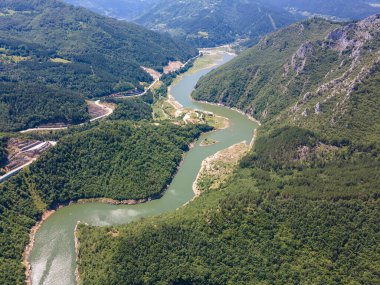 Bulgaristan 'ın Smolyan Bölgesi, Tsankov kamak Barajı' nın havadan yaz manzarası