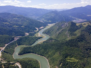 Bulgaristan 'ın Smolyan Bölgesi, Tsankov kamak Barajı' nın havadan yaz manzarası