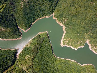 Bulgaristan 'ın Smolyan Bölgesi, Tsankov kamak Barajı' nın havadan yaz manzarası