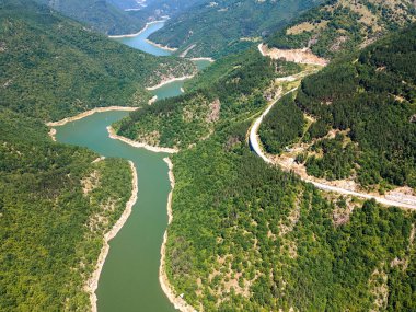 Bulgaristan 'ın Smolyan Bölgesi, Tsankov kamak Barajı' nın havadan yaz manzarası